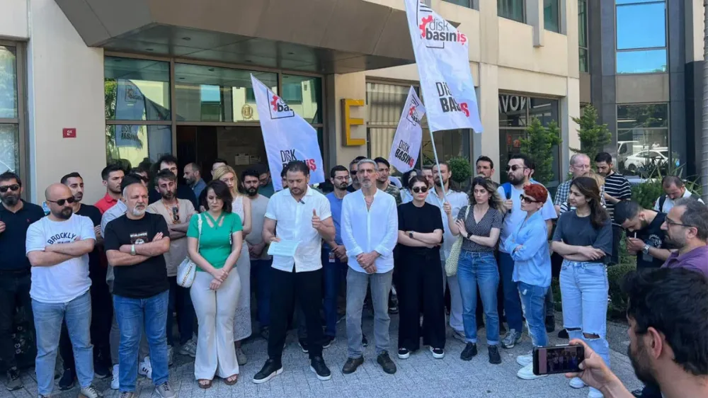 KRT TV çalışanları, kanal önünde eylem yaptı: 8 talep sıralandı
