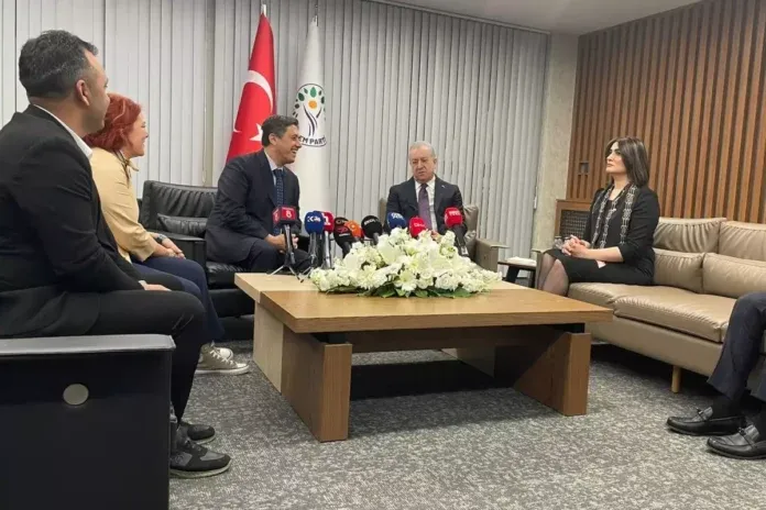 DEM Parti-MHP bayramlaşmasında ‘demli çay’ şakası: “Demli içmiyorum desem yanlış anlaşılacak”