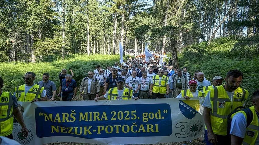 Srebrenitsa Soykırımı kurbanları anısına yapılan Marş Mira yürüyüşü başladı