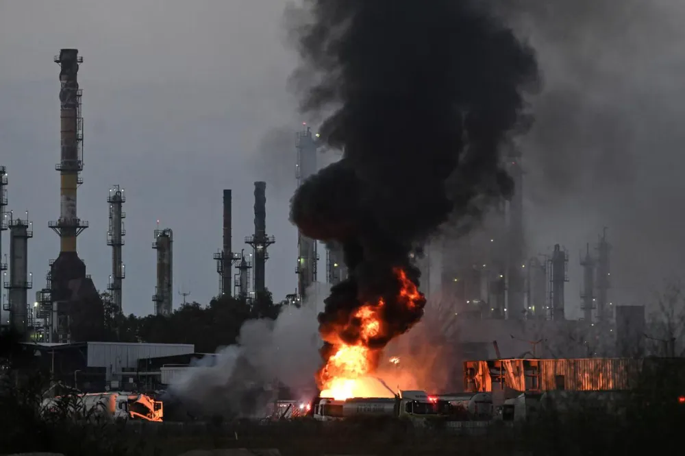 İsrail alarma geçti: “İran’ın vurduğu petrol tesisinde sızıntı”