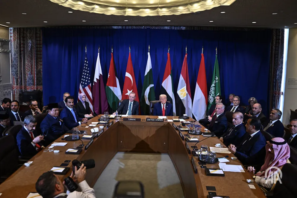 Trump, İslam ülkeleri liderleriyle Gazze’yi konuştu, Erdoğan hemen yanında oturdu