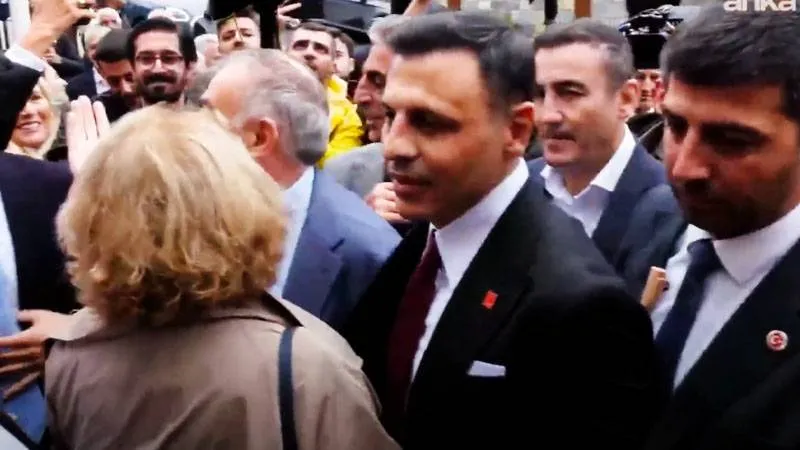 Olağanüstü kongrede bir kez daha CHP İstanbul İl Başkanı seçilen Özgür Çelik, mazbatasını aldı!