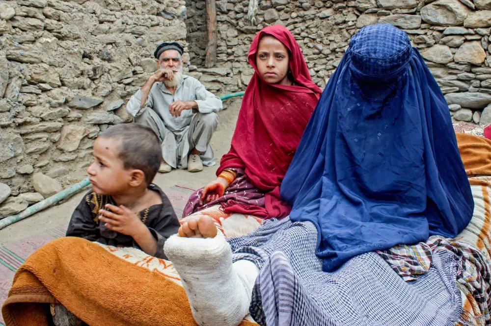 Afganistan depreminde kadınlar kaderlerine terk edilmiş