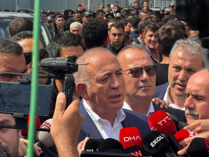 Gürsel Tekin polis eşliğinde CHP il başkanlığına girdi, CHP il başkanlığını taşıdı
